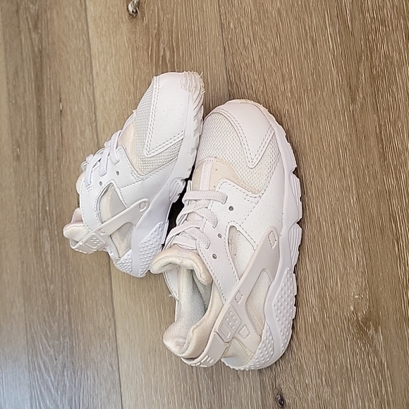 Nike Other - Youth Nike Huarcahe shoes-size 10C